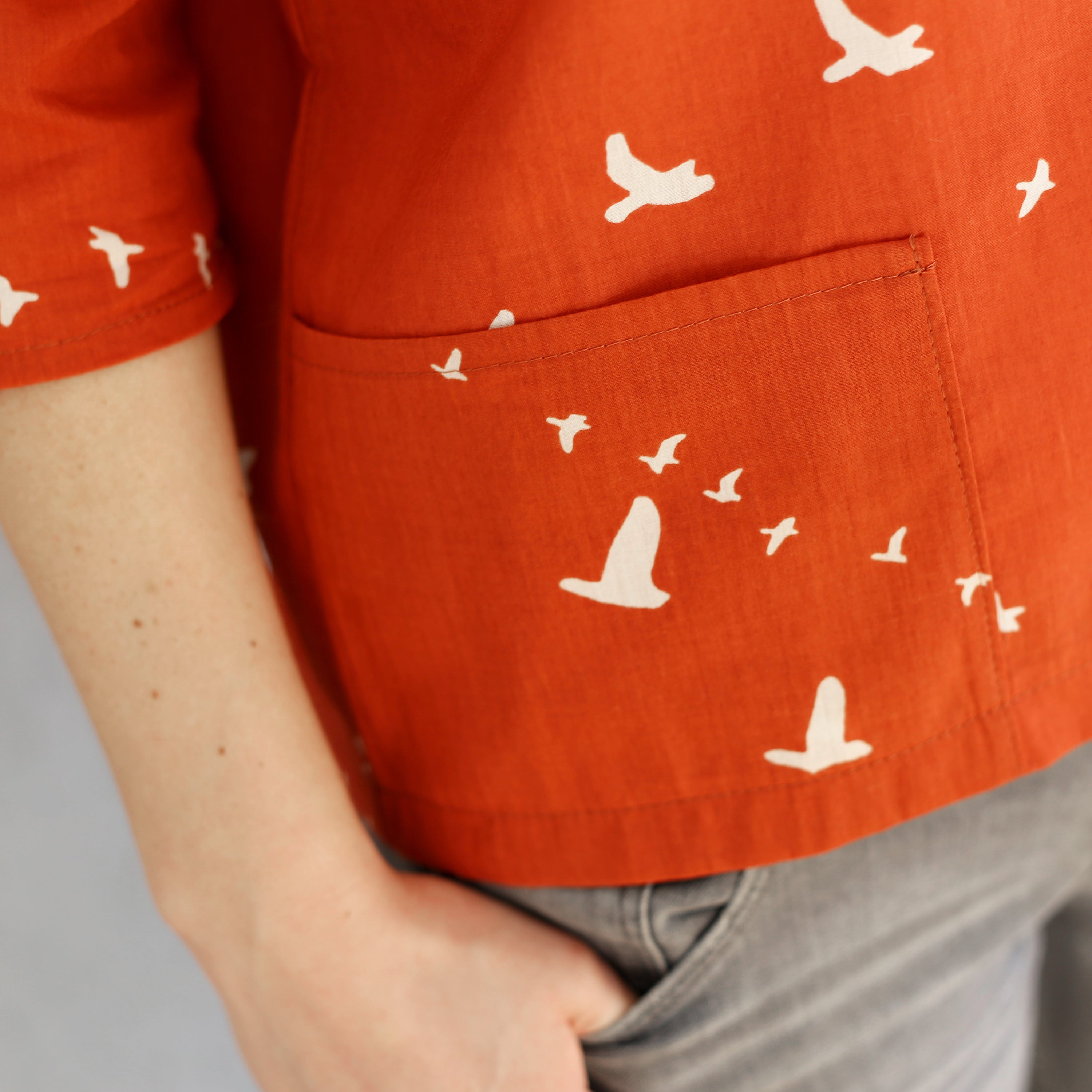 Schnittmuster FRAU AIKO – kurze Bluse mit Taschen und 3/4-Ärmel, STUDIO SCHNITTREIF