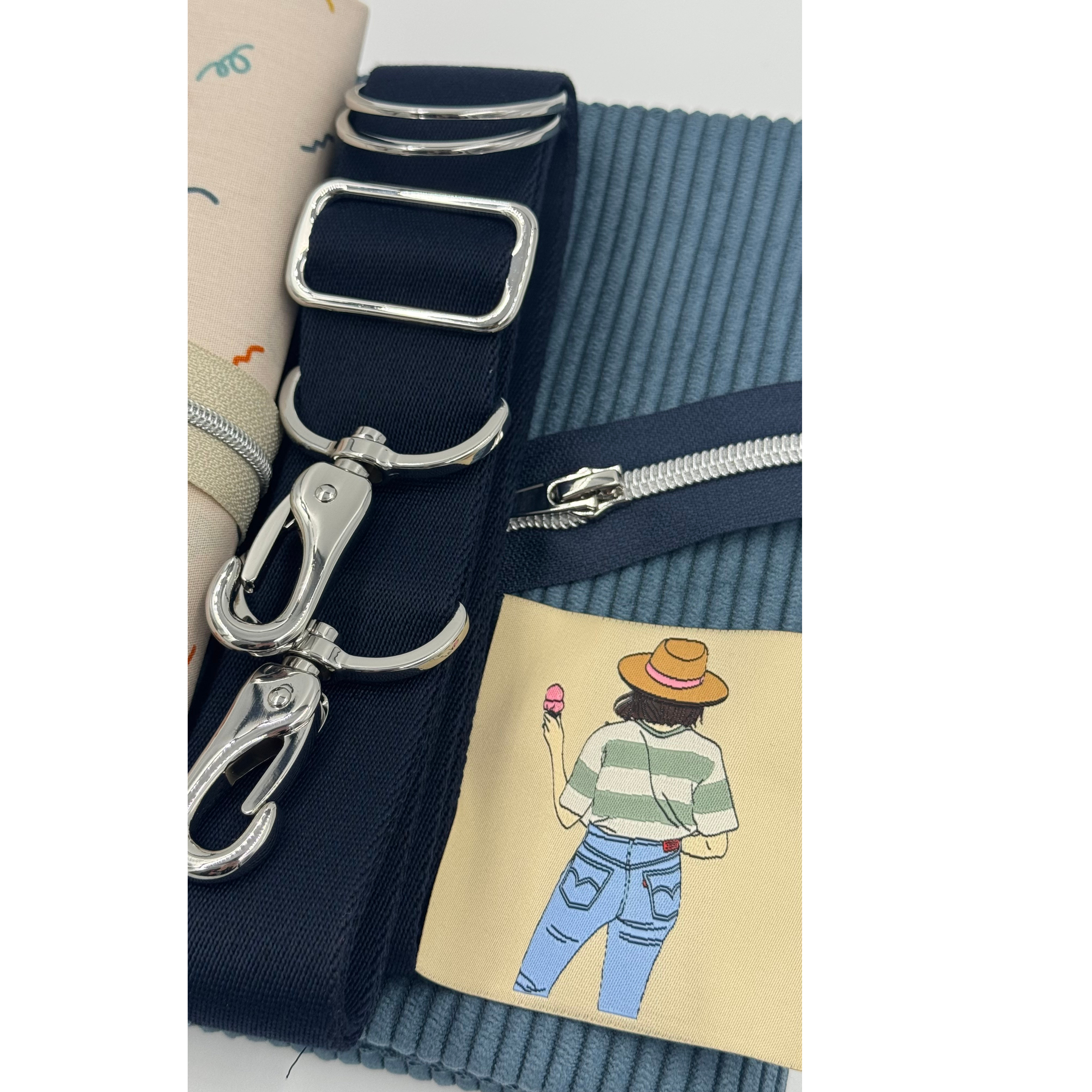 Nähpaket Tasche "MeLuna" aus Blauer  Cord & Konfetti & Blauer Gurtband & Silber Karabiner & Label Mädchen mit eis Kopie