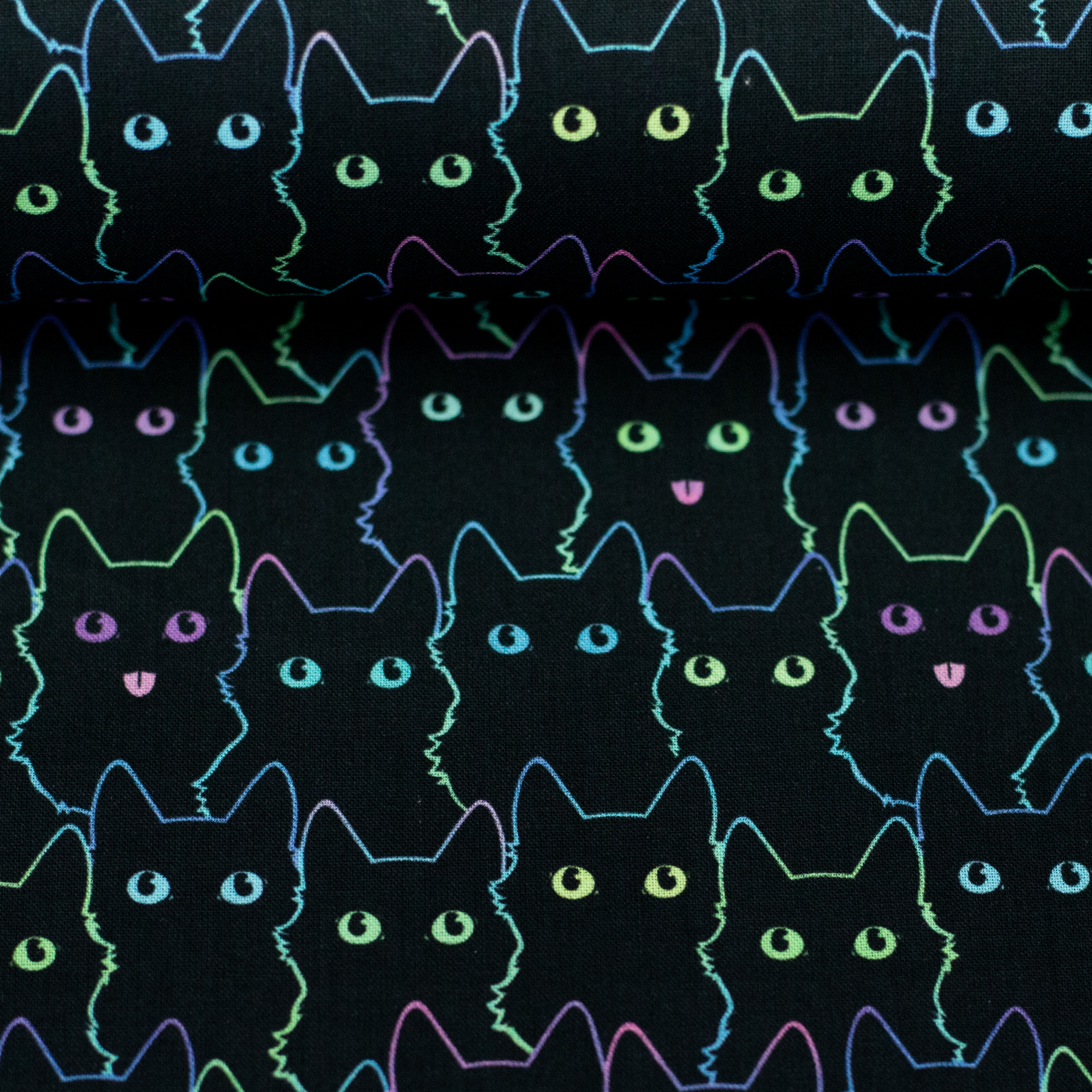 Baumwollstoff bunte Katzen auf schwarzem Grund