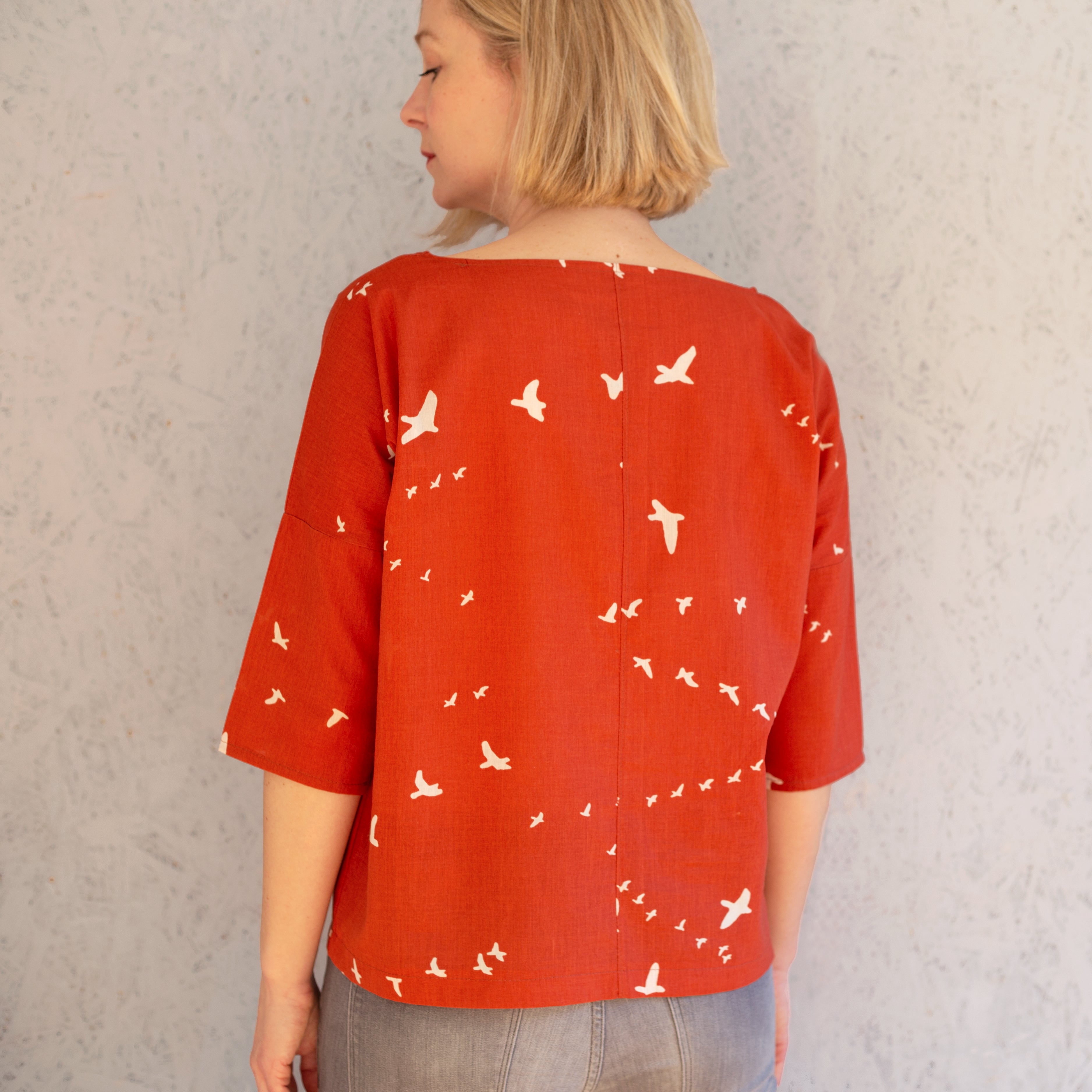 Schnittmuster FRAU AIKO – kurze Bluse mit Taschen und 3/4-Ärmel, STUDIO SCHNITTREIF