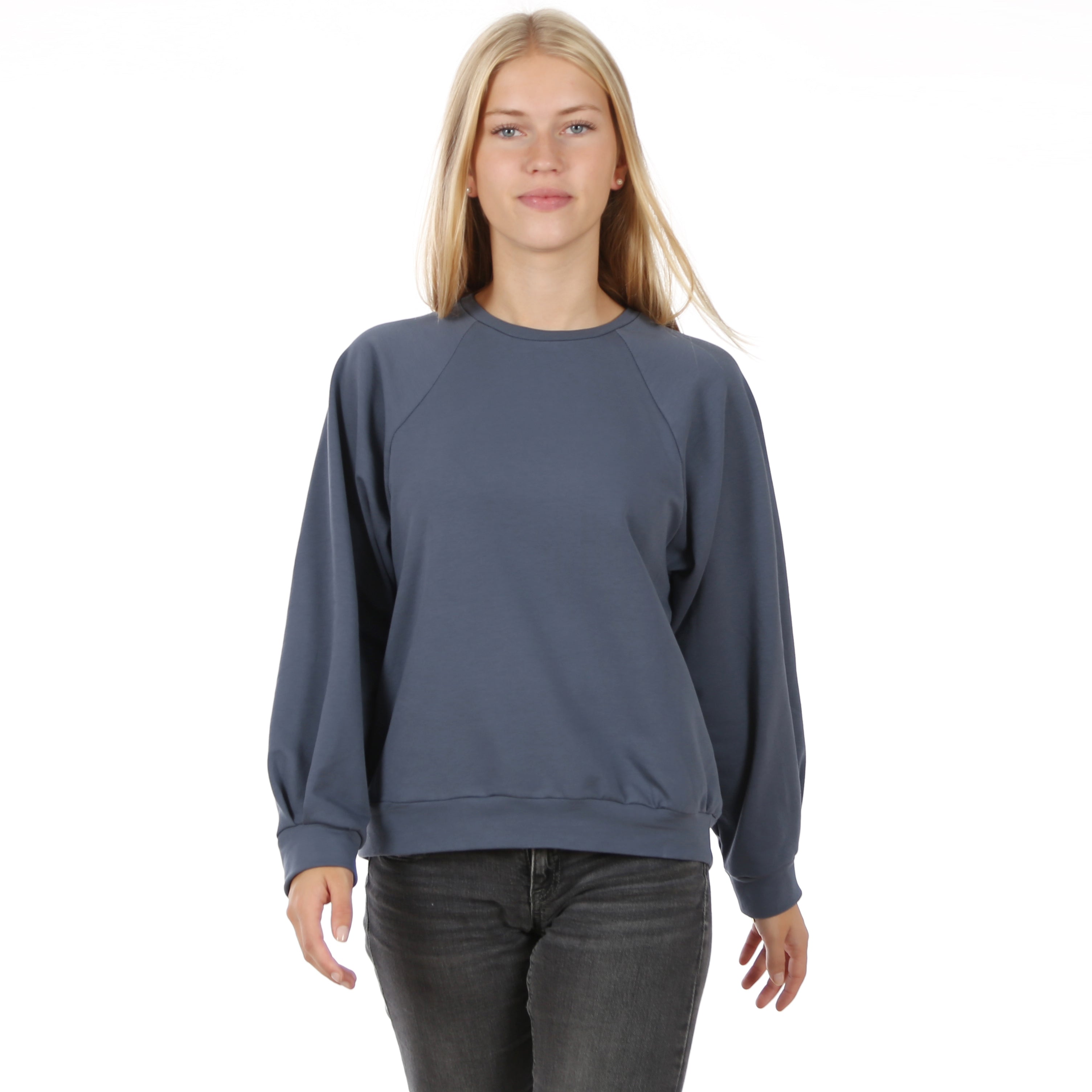 Schnittmuster FRAU DEETJE – Raglansweater mit Kellerfalten, STUDIO SCHNITTREIF