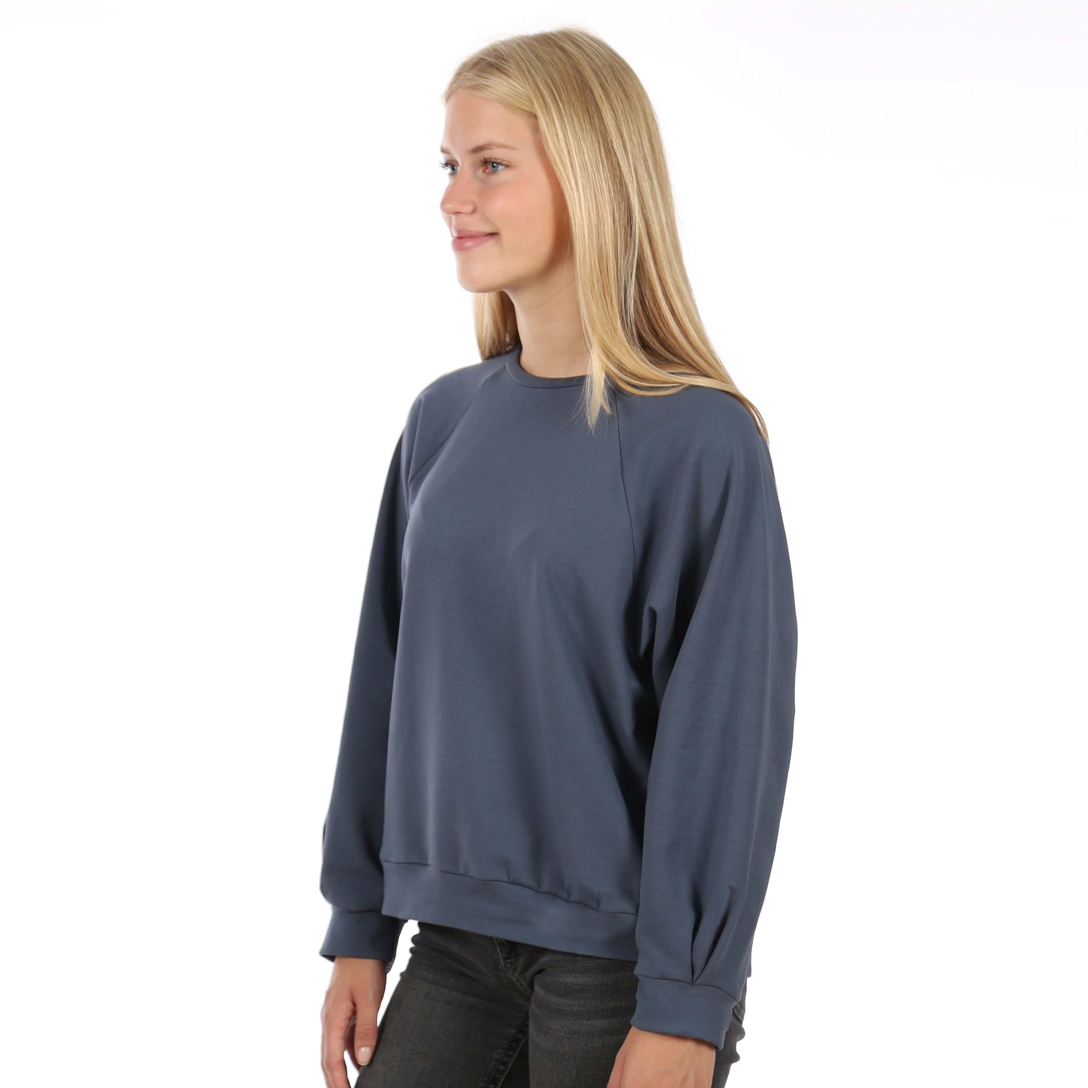 Schnittmuster FRAU DEETJE – Raglansweater mit Kellerfalten, STUDIO SCHNITTREIF