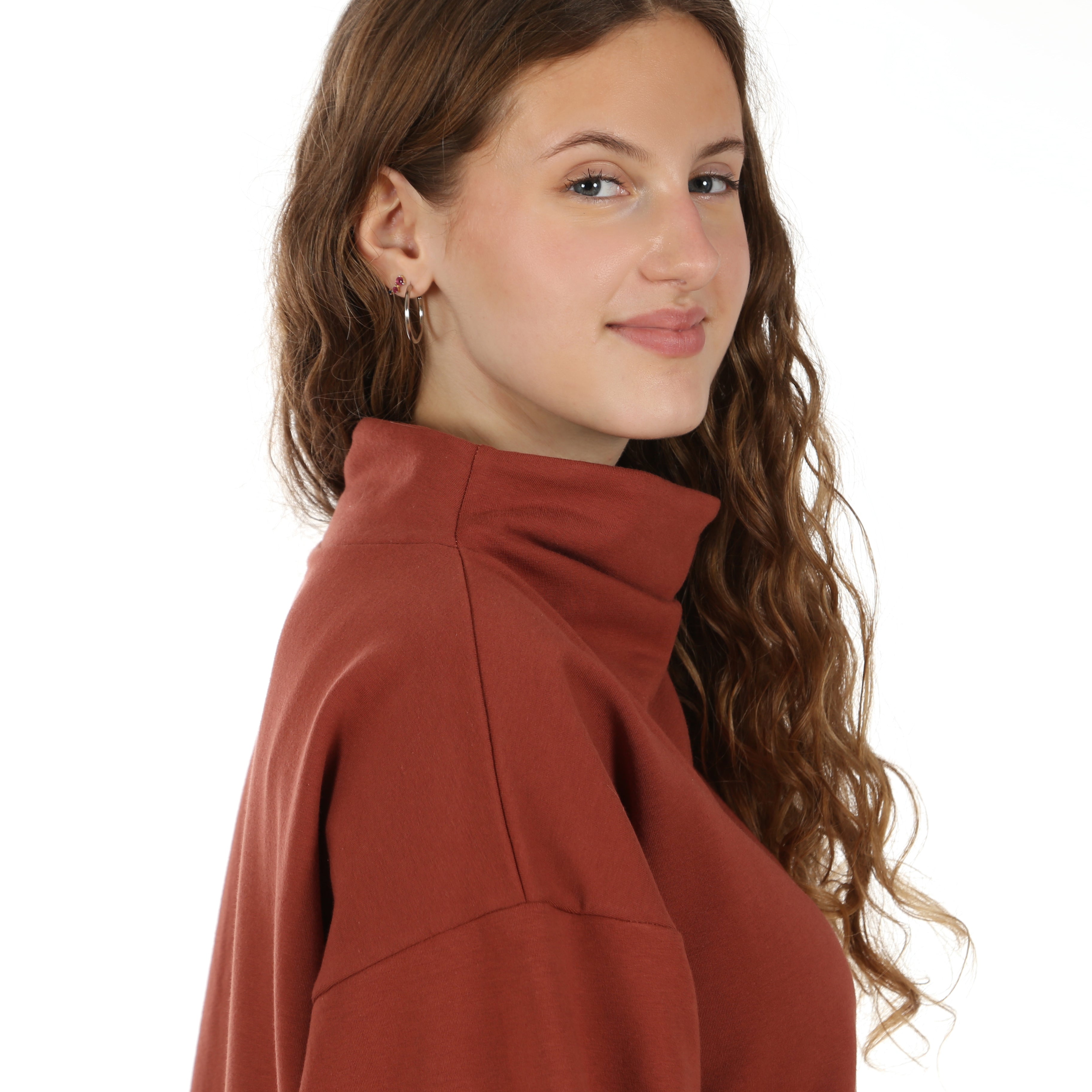 Schnittmuster FRAU VERA – kurzer Pullover mit Bündchen und Schulterdetail, STUDIO SCHNITTREIF