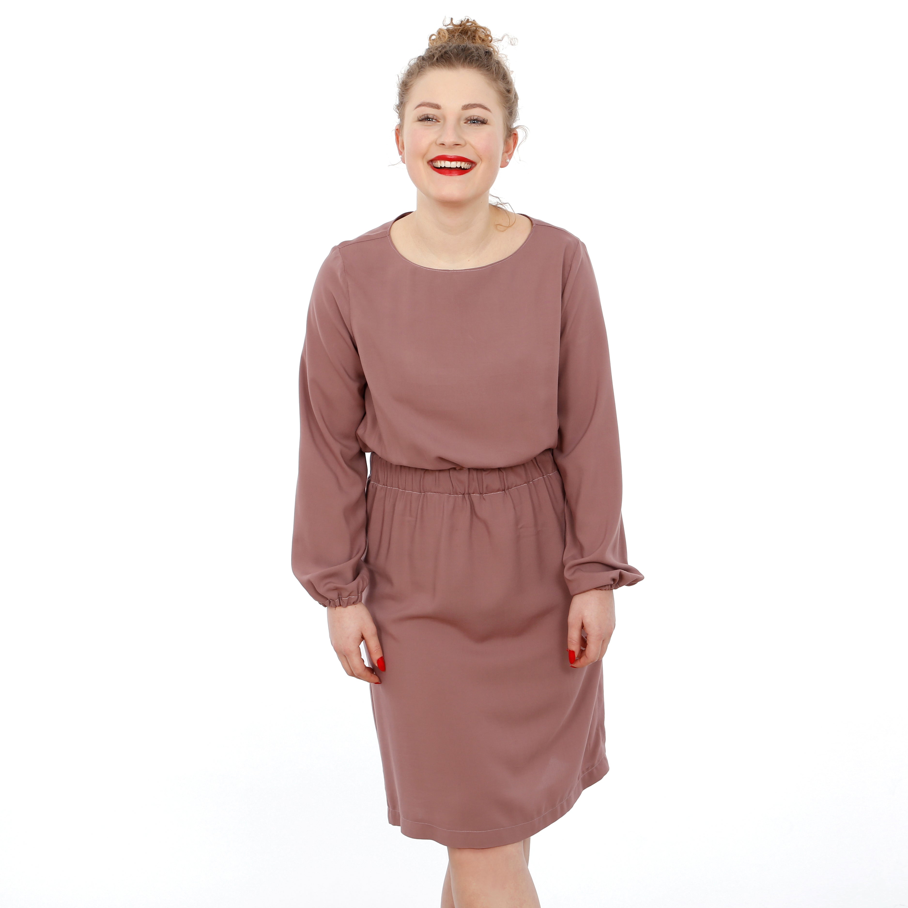Schnittmuster FRAU SANJA – lockeres Kleid mit Gummizügen, STUDIO SCHNITTREIF