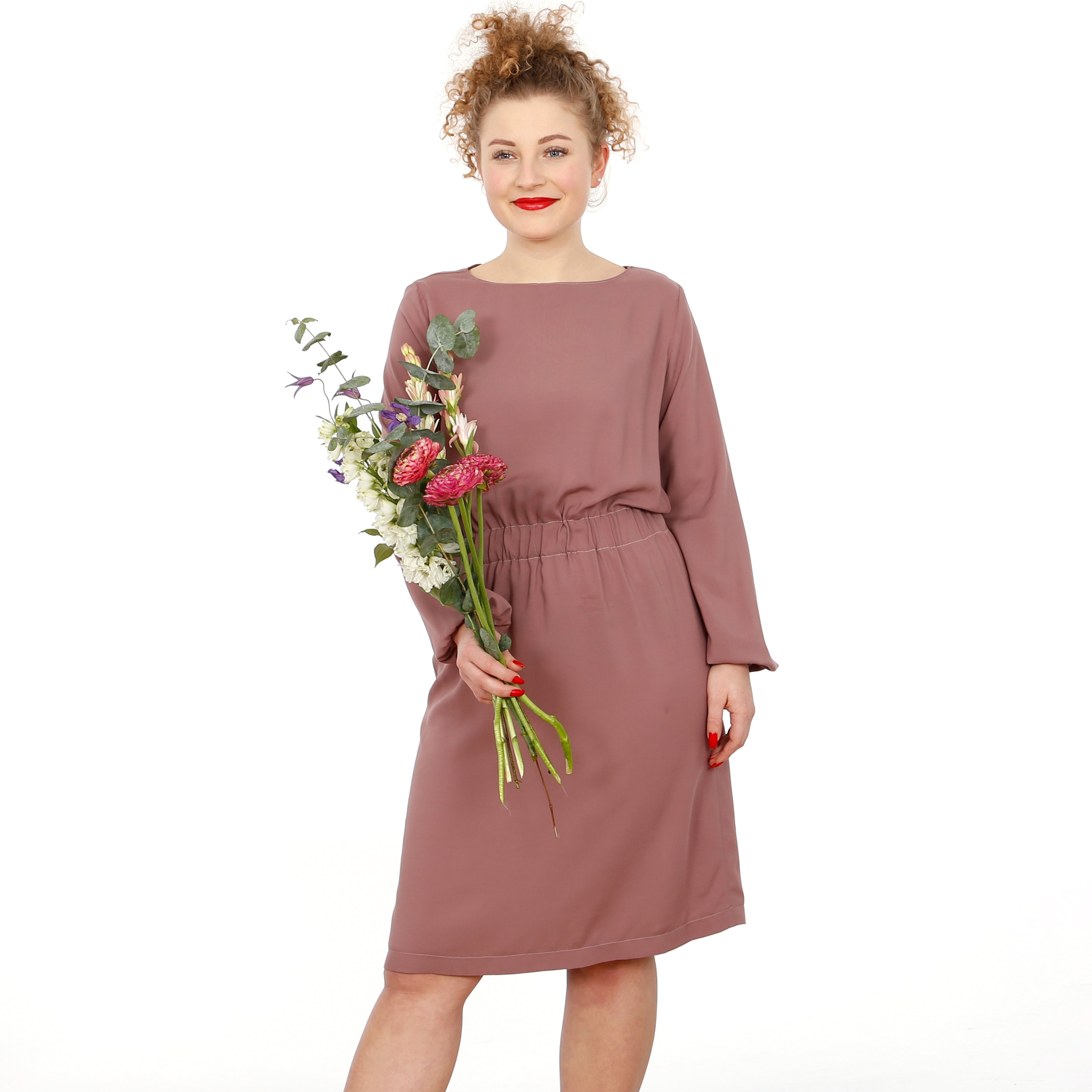Schnittmuster FRAU SANJA – lockeres Kleid mit Gummizügen, STUDIO SCHNITTREIF