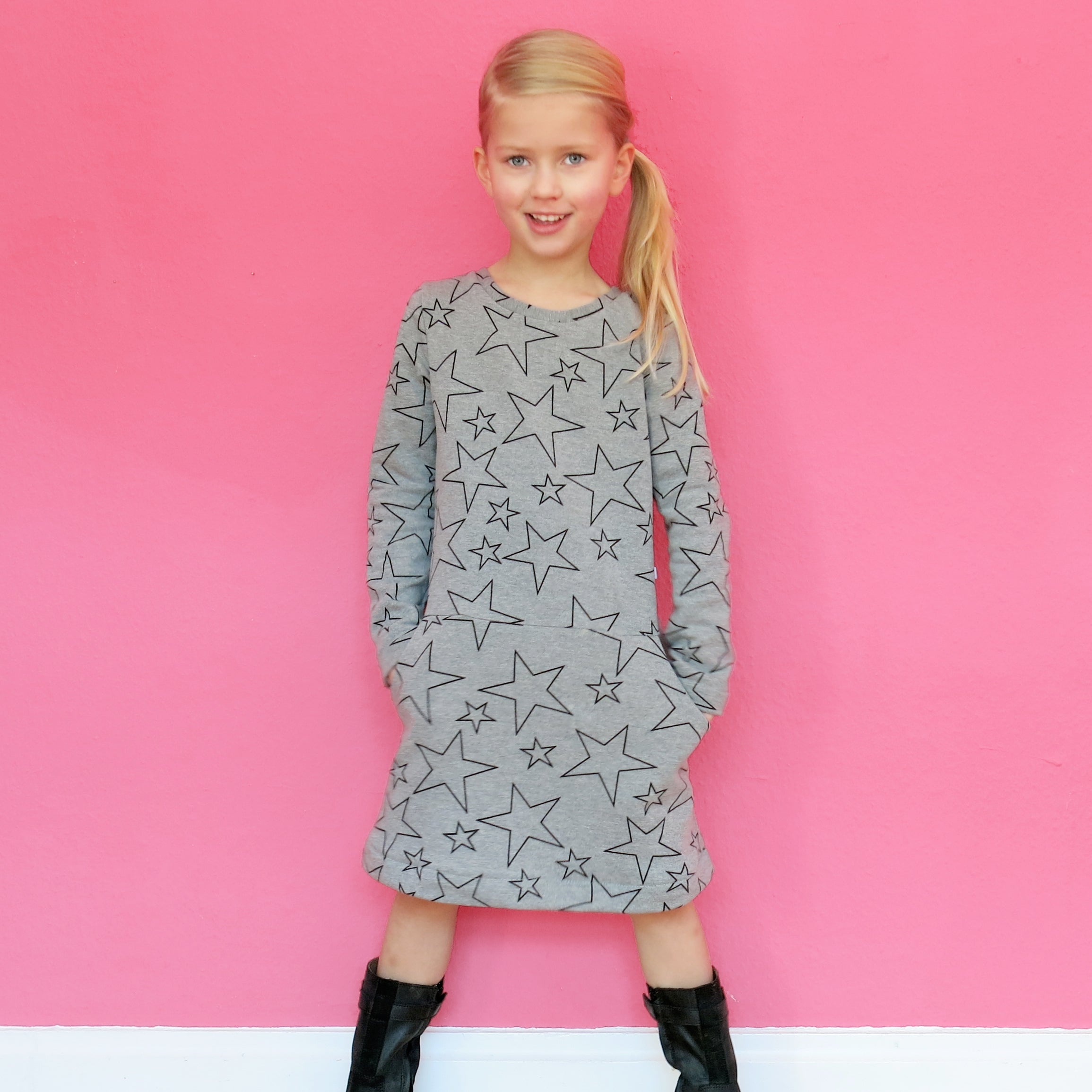 Schnittmuster FANNIE – Mädchen-Sweatkleid mit Eingrifftaschen, STUDIO SCHNITTREIF