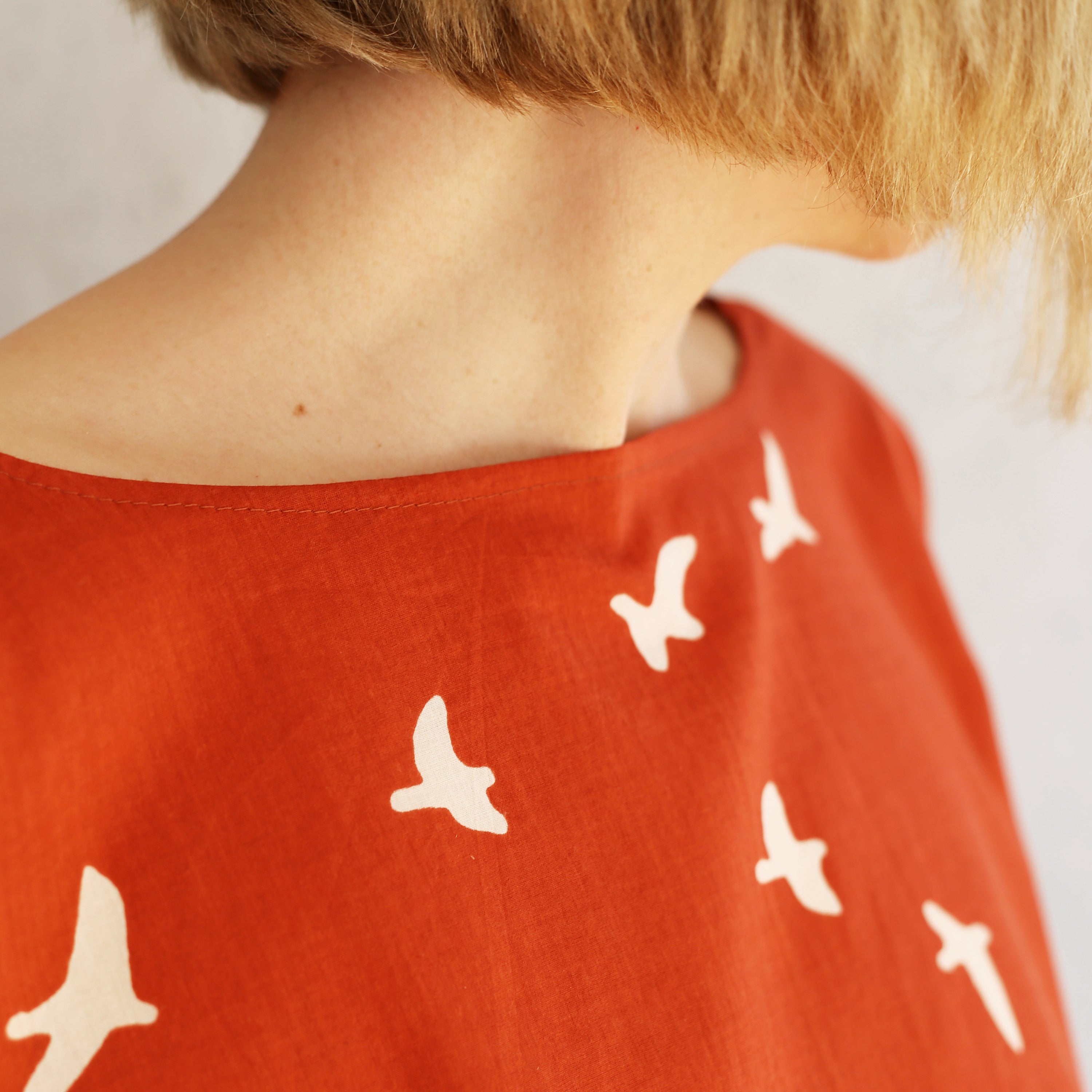 Schnittmuster FRAU AIKO – kurze Bluse mit Taschen und 3/4-Ärmel, STUDIO SCHNITTREIF