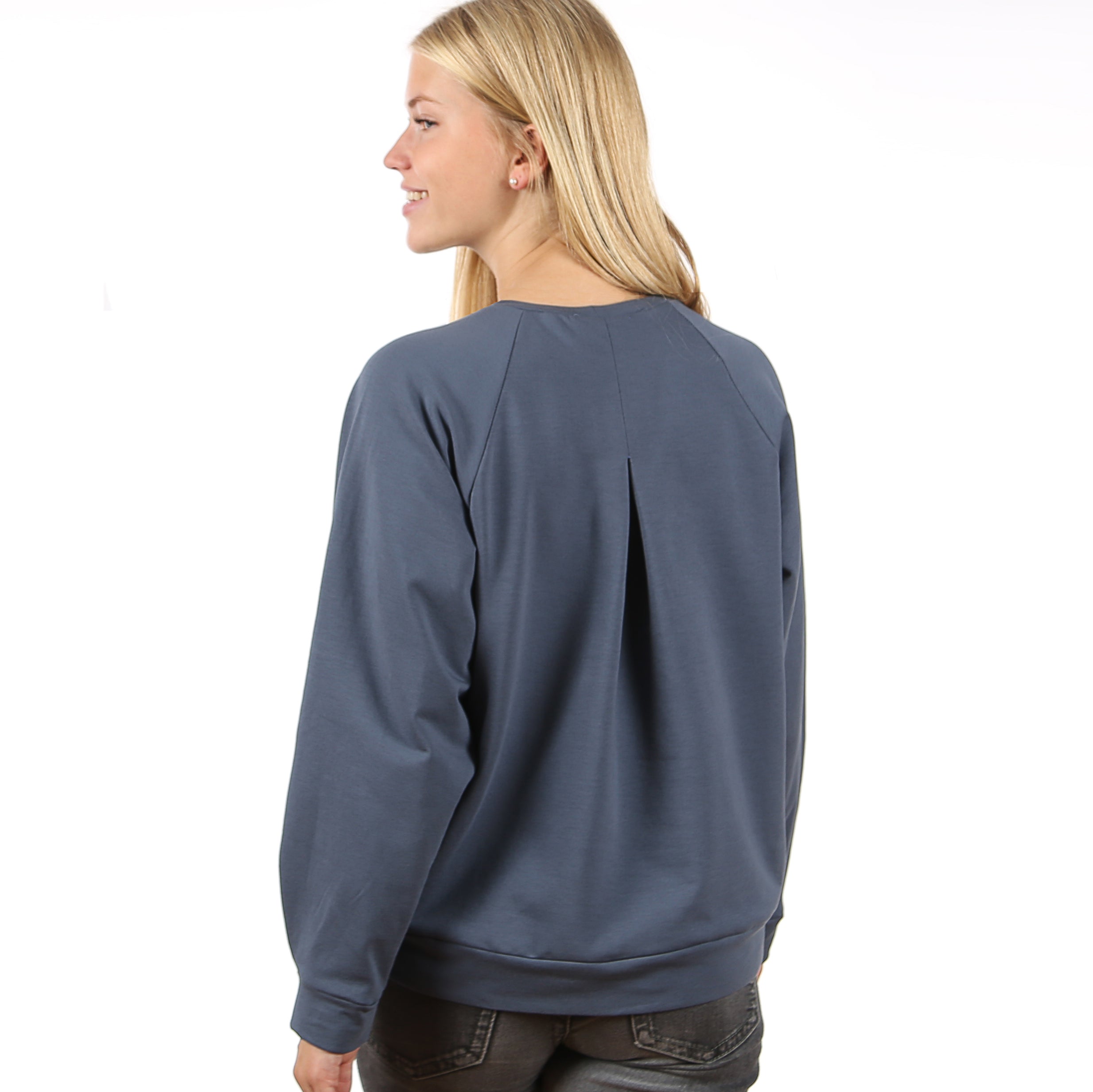 Schnittmuster FRAU DEETJE – Raglansweater mit Kellerfalten, STUDIO SCHNITTREIF