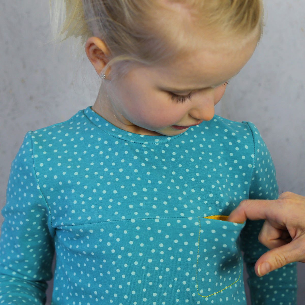 Schnittmuster BENTE – lässiger Kindersweater mit Brusttasche, STUDIO SCHNITTREIF