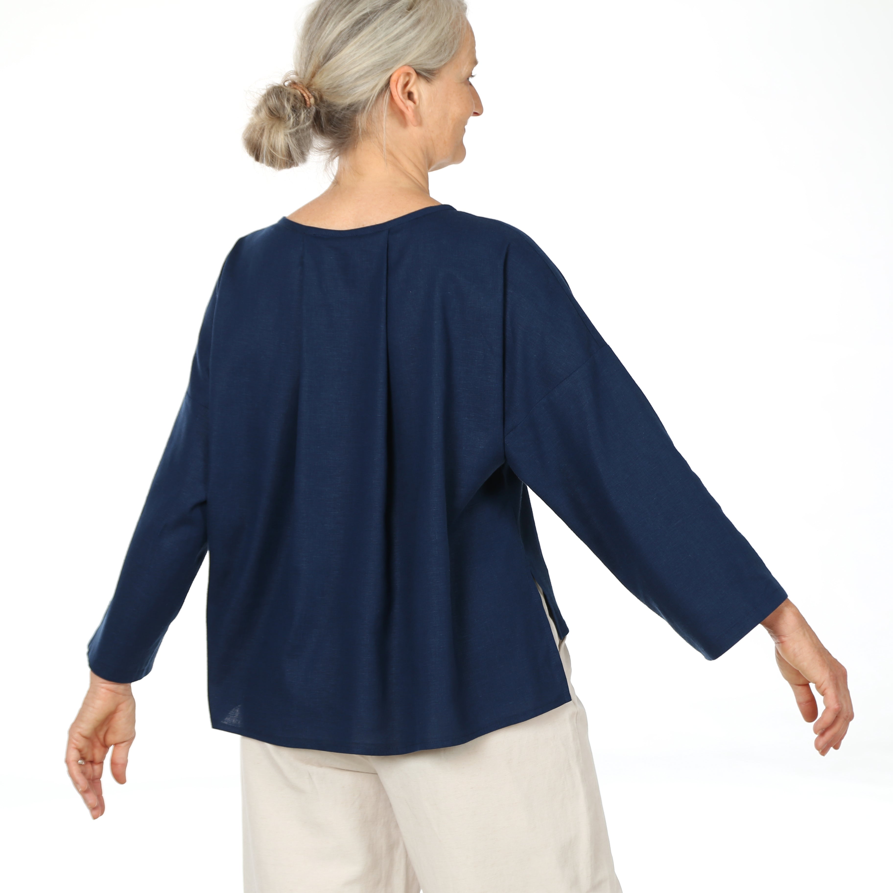 Schnittmuster FRAU MAKI – verschlusslose Bluse mit Quetschfalte im Rücken, STUDIO SCHNITTREIF